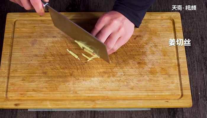 炖小鱼贴饼子怎么做(小黄鱼的做法步骤有哪些)