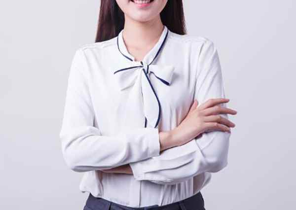 紫色裤子搭什么颜色的衣服好看(紫色侧条纹阔腿裤搭配蓝色条纹衬衫、浅紫色裤子搭配灰蓝色上衣)