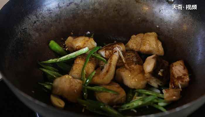 青椒炒鱼块的做法(草鱼怎么做好吃)