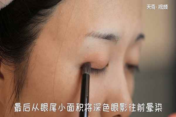 眼影怎么画(眼影怎么画新手简单又好看)