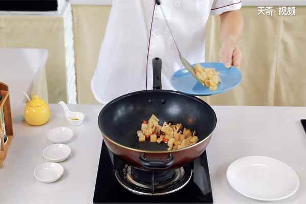 香辣藕丁的做法(香辣藕丁的做法家常)