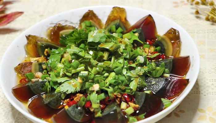 凉拌变蛋的做法(小米辣怎么做好吃)