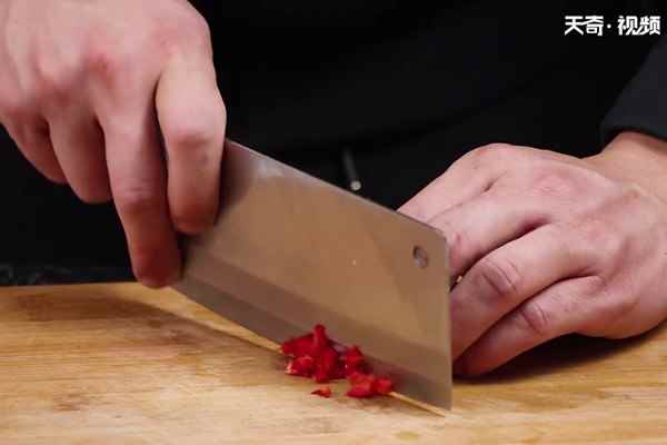 蒜泥茄子的做法(茄子400g熟白芝麻5g、青椒50g、盐10克、味精5克、香)