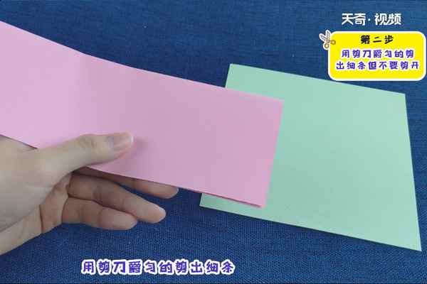 康乃馨怎么折(花朵纸张空白处涂上胶水旋转粘贴在花茎上)