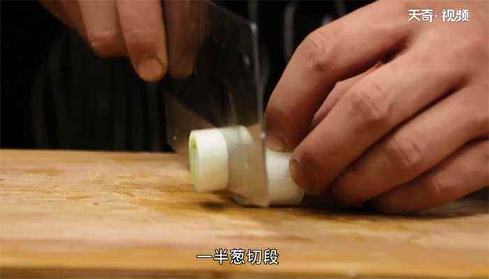 烧荷包鲫鱼的做法(鲫鱼怎么做最好吃)