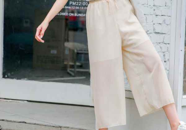 米色裤子搭配什么上衣  米色裤子如何搭配