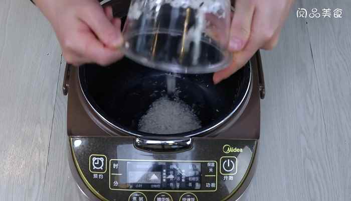 蚕豆焖饭的做法(电饭煲怎么做好吃)