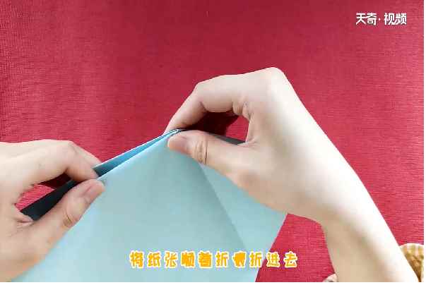 蝴蝶怎么折(纸张翻过来怎么办怎么形成三角形)