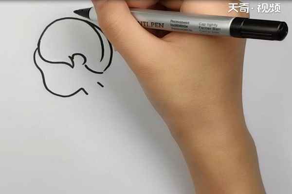 踢足球简笔画(足球怎么画好上半身和手臂)