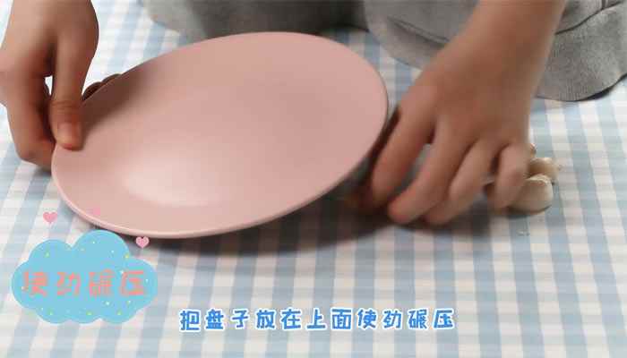 大蒜怎么剥皮(大蒜脱落怎么办)