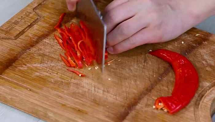 尖椒炒土豆丝的做法(青红尖椒切丝的做法步骤)