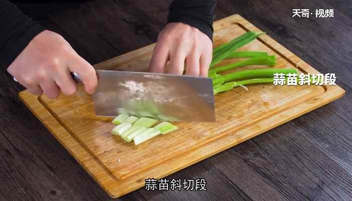 凉拌蒜苗怎么做(小米辣切圈怎么做好吃)