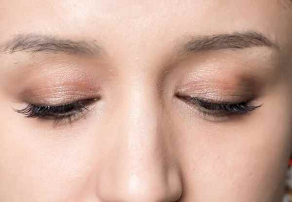 假睫毛的卸除方法(整个眼妆也可以被卸掉啦)