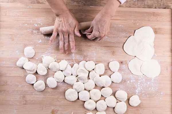 饺子皮的擀制方法(碗中放面粉、玉米粉、酵母粉和少许糖拌匀)