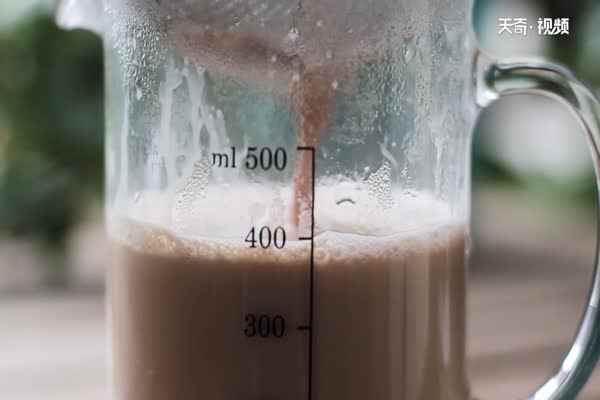 奶茶的做法(500ml牛奶、3个红茶包、40g冰糖、15g清水)