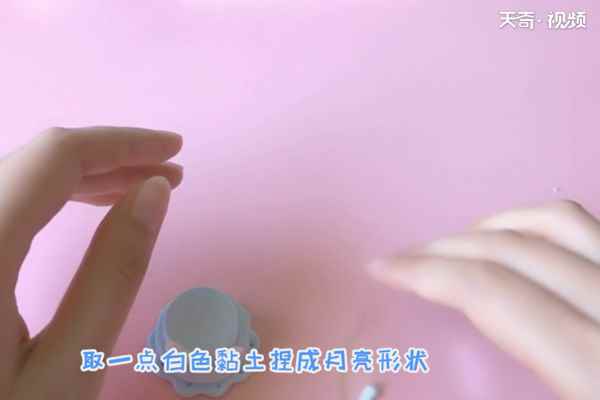 超轻黏土双层蛋糕的做法(蝴蝶结的造型粘在蛋糕上)