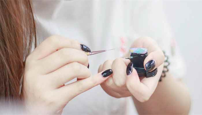 甲油胶没有烤灯怎样干(美甲胶的凝胶材料既用于指甲凝胶“强化”)