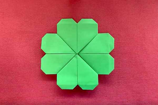 四叶草的折法(四叶草三片叶子怎么翻转)