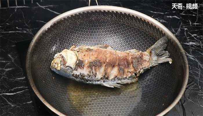 烧荷包鲫鱼的做法(鲫鱼怎么做最好吃)