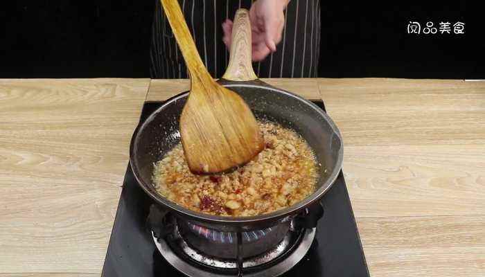 肉酱的做法(玻璃容器中的保鲜膜密封)