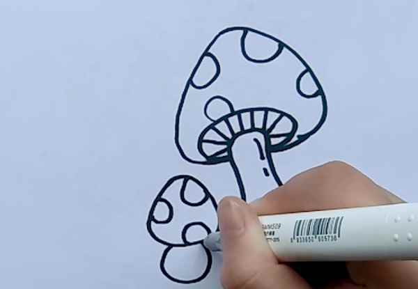 蘑菇简笔画(红色涂满花纹怎么做好看)