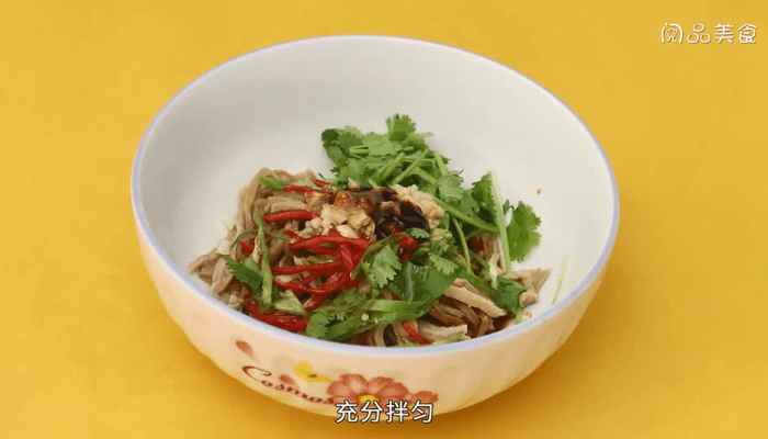 拌肚丝怎么做(熟猪肚200克、青尖椒1个、香菜适量、生抽)