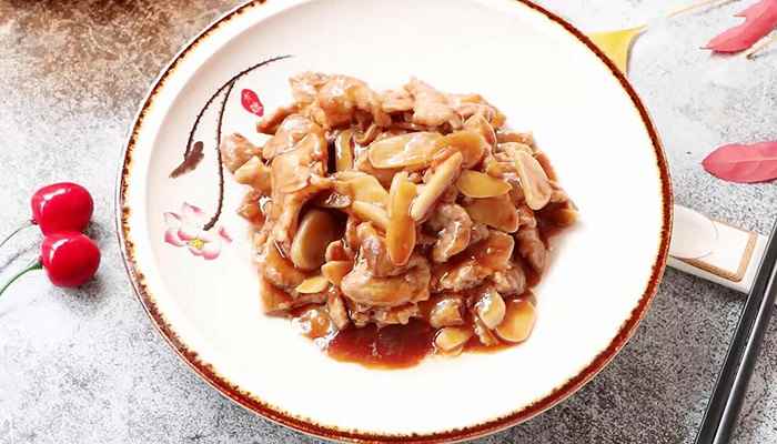 蒜爆肉的做法(猪瘦肉300克、蒜瓣75克、鸡蛋1个、水淀粉3大匙、精盐适量)