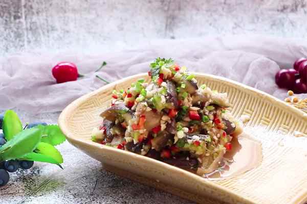 蒜泥茄子的做法(茄子400g熟白芝麻5g、青椒50g、盐10克、味精5克、香)