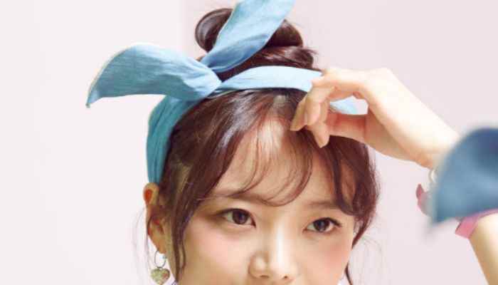 简单半丸子头扎法(先用护发精华乳护理头发后再用卷发棒卷烫头发)