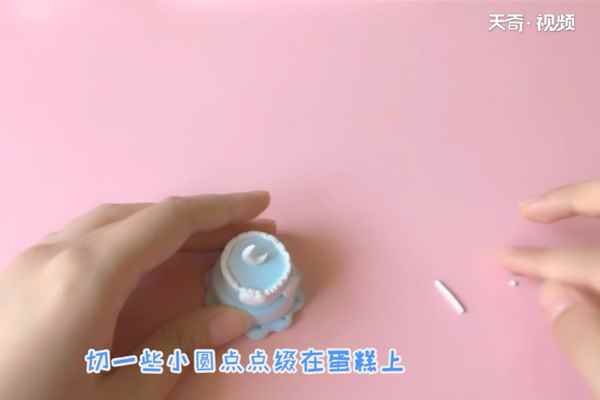 超轻黏土双层蛋糕的做法(蝴蝶结的造型粘在蛋糕上)