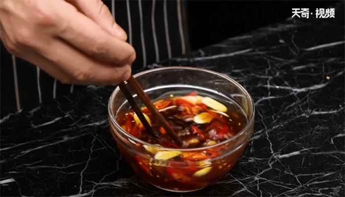 酱腌萝卜条的做法(小米辣切片怎么做好吃)