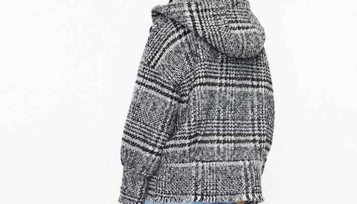 卫衣适合搭配什么外套(卫衣适合搭配牛仔外套、短款毛呢外套以及羽绒服外套)