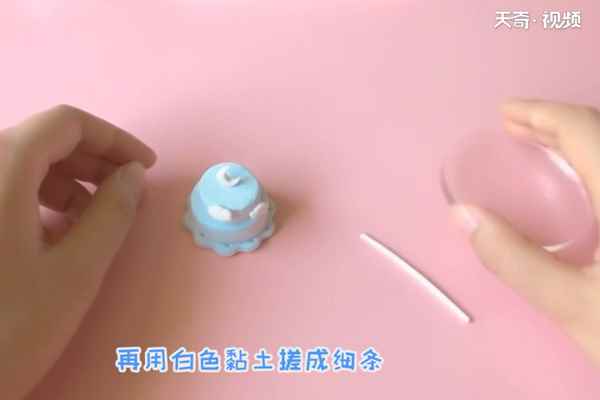 超轻黏土双层蛋糕的做法(蝴蝶结的造型粘在蛋糕上)