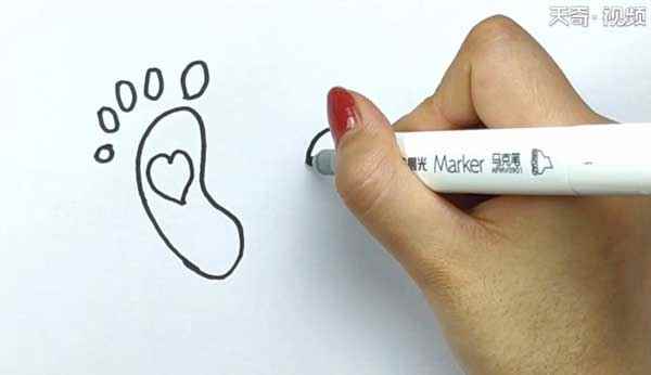 脚丫简笔画(我们先用线条画一个脚掌出来)