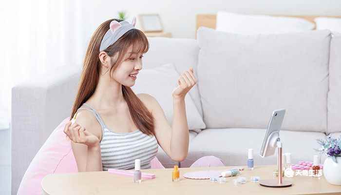 美甲笔怎么清洗(美甲笔的保养方法有哪些)