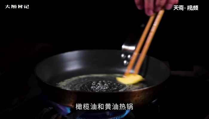 蒜香口蘑的做法(橄榄油和黄油热锅的步骤)