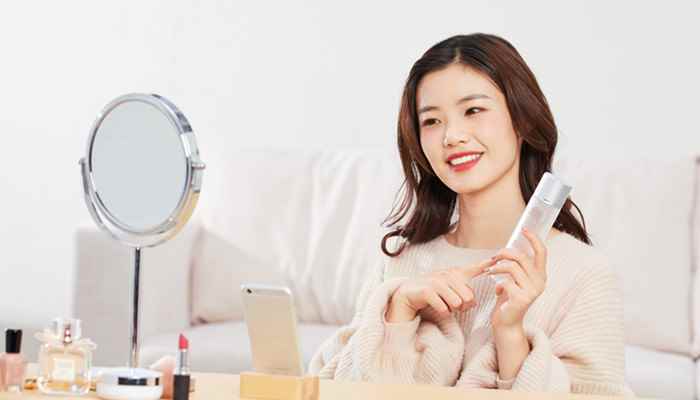 是先用水乳(精华有保湿美白抗皱等功效)