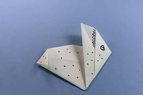 龙的折法(牙齿眼睛和纹路就折好了)