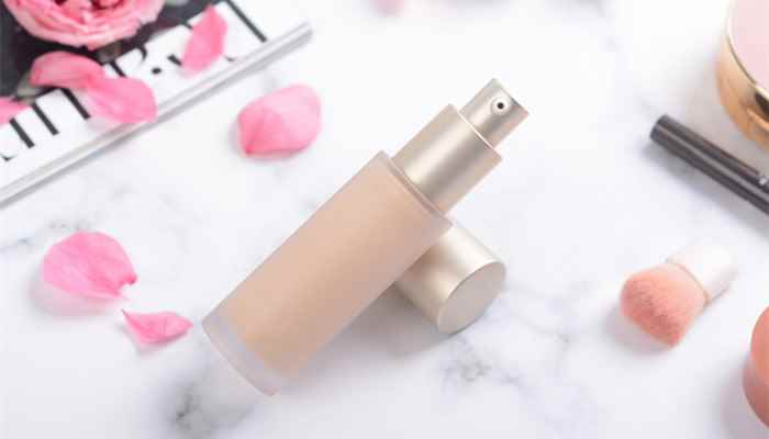 粉底过期还能再用吗(粉底液过期可以挤一点看是否变色)