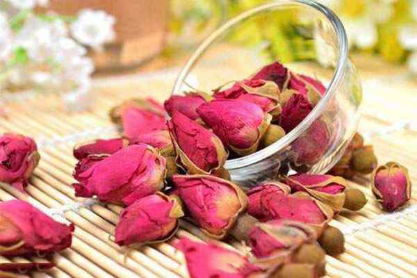 喝玫瑰花茶的功效与作用(核心功效养颜美容、调理身体、保护肠胃)