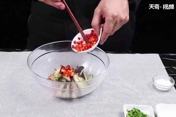 蒜泥茄子的做法(茄子400g熟白芝麻5g、青椒50g、盐10克、味精5克、香)