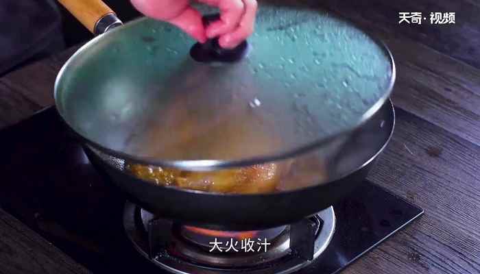 五味鹅的做法(鹅肉下锅小火慢煎5分钟)