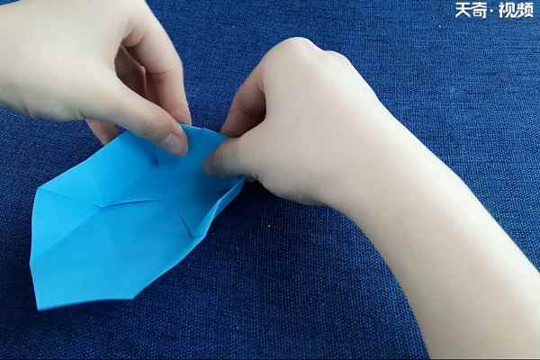 收纳盒的折法(一张方形彩纸的制作步骤)