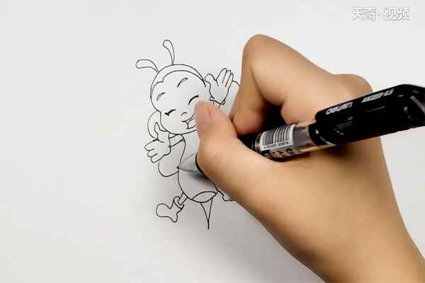 蜜蜂简笔画(蜜蜂的身体画上一些条纹做装饰)