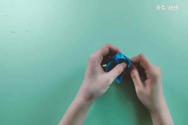 莲花怎么折(莲花十字折痕后怎么拉开)
