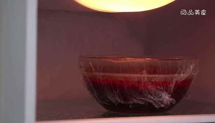 肉酱的做法(玻璃容器中的保鲜膜密封)