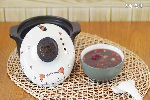 五谷杂粮粥的做法(红豆煮10分钟放入大米、薏米、糯米、桂圆、红枣、枸杞洗净待用)