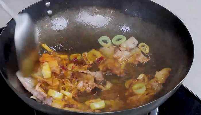 尖椒炒肉的做法(五花肉怎么做好吃)