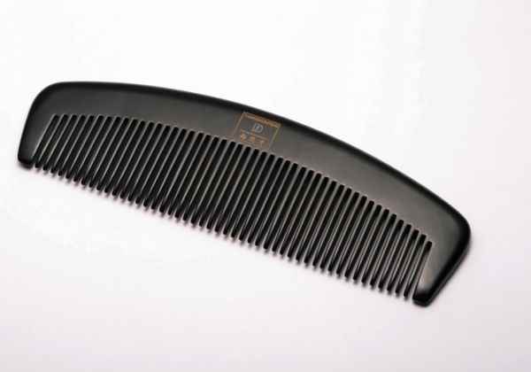 5个妙招去除衣服起球(衣服起球可以用梳子、魔术贴、剃须刀、橡胶手套、洗碗海绵来去除)