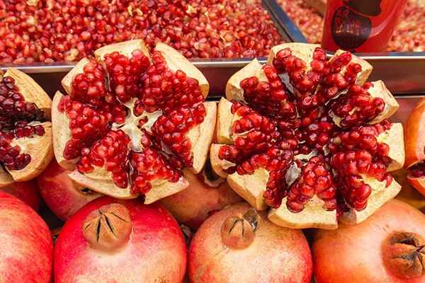 吃石榴的功效与作用(核心功效止血收敛、解酒、抗菌抑毒食物简介)